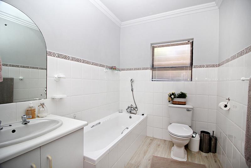 6 Bedroom Property for Sale in Reebok Western Cape